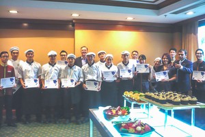 Lễ trao bằng khen cho thí sinh tham gia cuộc thi Tìm kiếm tài năng ẩm thực Hilton.