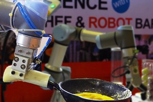 Robot chiên trứng, pha cà phê ra mắt tại Sài Gòn