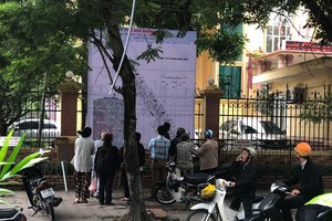 Người dân đang xem quy hoạch chỉ giới đỏ đường Vũ Trọng Phụng  mở rộng được treo ngày 17/10