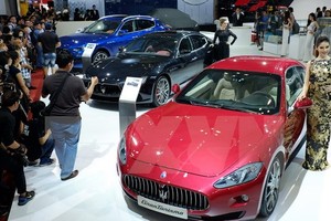 Khách tham quan tìm hiểu các mẫu xe tại VIMS 2016. (Ảnh: Thế Anh/TTXVN)