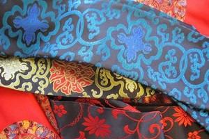 Khăn lụa tơ tằm "Made in China" được nhập khẩu về Việt Nam trong 9 tháng đầu năm 2017 với giá chỉ gần 30.000 đồng mỗi chiếc.