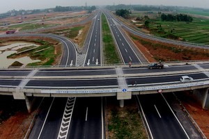 Hôm nay Chính phủ trình Quốc hội chủ trương xây dựng một số đoạn đường bộ cao tốc trên tuyến Bắc - Nam phía Đông giai đoạn 2017-2020. Ảnh: C.T.V