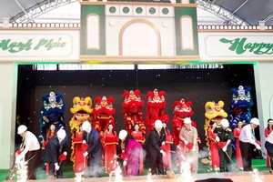 Các đại biểu thực hiện nghi thức khởi công một số hạng mục trọng điểm của Dự án Happyland Việt Nam