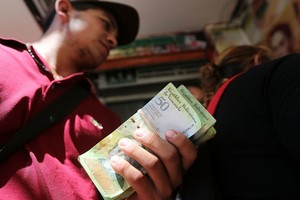 Đồng bolivar của Venezuela gần như chẳng còn giá trị. Ảnh: WISC