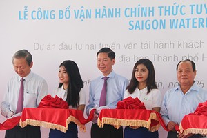Lãnh đạo UBND TP HCM cắt băng khai trương tuyến buýt sông đầu tiên. Ảnh: Hữu Công