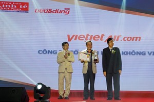 Giám đốc Điều hành Lưu Đức Khánh đại diện cho Vietjet tham dự chương trình và nhận giải thưởng từ ban tổ chức.