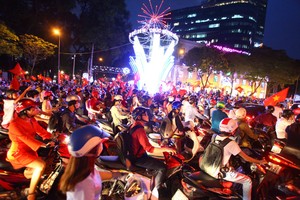 HÌnh ảnh người dân TP.HCM xuống đường mừng chiến thắng của U 23 Việt Nam