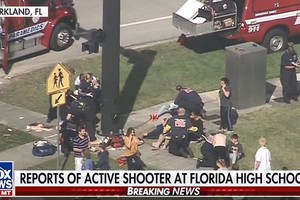 Các nạn nhân được cấp cứu ngay trên sân trường. (Ảnh: Fox News)