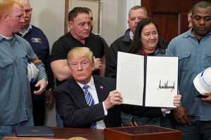 Tổng thống Donald Trump ký lệnh áp thuế với các sản phẩm thép và nhôm nhập khẩu vào Mỹ. Ảnh: Getty