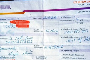 Hóa đơn chuyển tiền 1 tỉ đồng của chị Y đã gửi theo yêu cầu của các đối tượng
Ảnh: Nguyễn Tú.