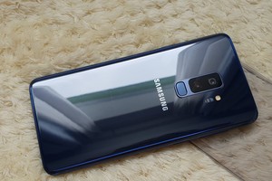 Màu xanh này khá đặc biệt khi xoay các nguồn sáng khác nhau sẽ cho ra các màu đậm hoặc nhạt và phản chiếu khá thích mắt.