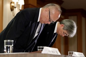 Cán bộ Đại học Y Tokyo cúi đầu xin lỗi tại cuộc họp báo ngày 7/8. Ảnh: AFP.