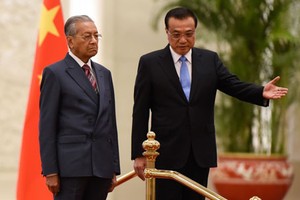 Thủ tướng Malaysia Mahathir Mohamad (trái) và Thủ tướng Trung Quốc Lý Khắc Cường tại lễ đón ở Bắc Kinh hôm 20/8. Ảnh: AFP.