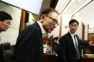 Cựu tổng thống Hàn Quốc Lee Myung-bak tại phiên tòa ngày 23/5. Ảnh: AFP.