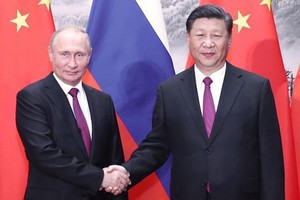 Chủ tịch Trung Quốc Tập Cận Bình (phải) bắt tay Tổng thống Nga Vladimir Putin tại Diễn đàn Kinh tế Phương Đông hôm qua. Ảnh: Xinhua.