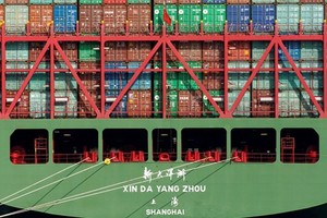 Một tàu container tại cảng Los Angeles (Mỹ). Ảnh: Reuters.