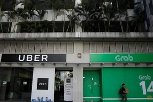 Một góc văn phòng của Uber và Grab chụp vào ngày 26/3/2018. Ảnh: Reuters.
