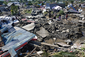 Cảnh tan hoang tại thành phố Palu sau trận động đất gây sóng thần hôm 28/9. Ảnh: Reuters.