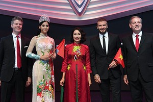 Bà Thuỷ (áo đỏ) tại lễ ra mắt xe VinFast ở triển lãm Paris. Ảnh: VinFast.