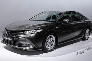 Toyota Camry hybrid ra mắt tại triển lãm Paris. Ảnh: Motor1.