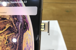 So với iPhone đời cũ, iPhone Xs Max có cơ chế đặt sim nằm ngửa, do đó việc gắn sim ghép khó khăn hơn. Ảnh: Thế Cường.