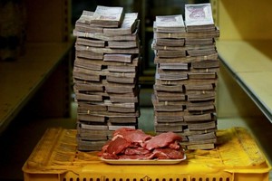 Những thực phẩm đắt đỏ như thịt có giá tới 9,5 triệu bolivar mỗi kg. Ảnh: Reuters