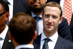 Mark Zuckerberg gặp tổng thống Pháp Emmanuel Macron tháng 5/2018. Ảnh: Reuters.