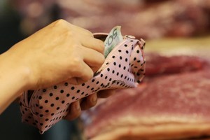 Người Trung Quốc có thể phải móc ví nhiều hơn cho các mặt hàng thiết yếu như thịt lợn, dầu ăn. Ảnh: Nikkei.