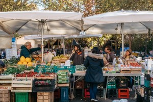 Người dân mua sắm tại một khu chợ ở Rome, Italy. Ảnh: Internet