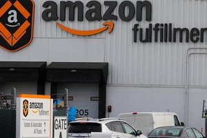 Bên ngoài một trung tâm xử lý đơn hàng của Amazon. Ảnh: Reuters.