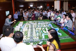 Môi giới tư vấn khách hàng tại một dự án mở bán ở TP HCM. Ảnh: Vũ Lê