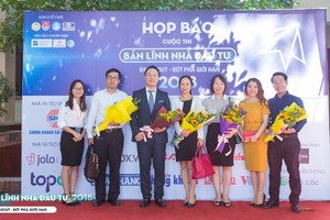 Ông Đỗ Anh Vũ, Phó chánh văn phòng Ủy ban Chứng khoán Nhà nước (thứ 3 từ bên trái sang) cùng ban tổ chức, các nhà tại trợ chụp ảnh lưu niệm tại buổi phát động cuộc thi Bản lĩnh nhà đầu tư 2018. Ảnh: Ban tổ chức cung cấp.