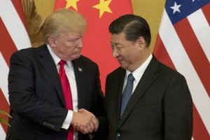 Tổng thống Mỹ Donald Trump (trái) bắt tay Chủ tịch Trung Quốc Tập Cận Bình ở Bắc Kinh tháng 11/2017. Ảnh: AP.