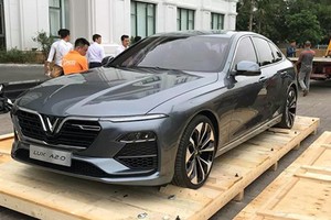 Mẫu sedan Lux A2.0 được tháo dỡ khỏi khung bảo vệ tại một khu đô thị ở Long Biên, Hà Nội. Ảnh: FB