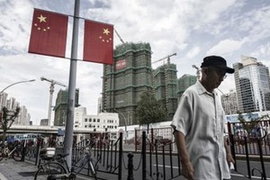 Người dân đi bộ trên đường phố Thượng Hải. Ảnh: AFP