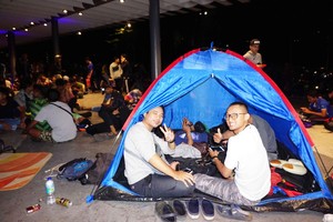 CĐV Malaysia cắm trại xuyên đêm mua vé chung kết AFF Cup