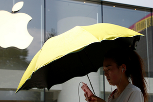 Lệnh cấm iPhone đánh vào tham vọng chinh phục thị trường Trung Quốc của Apple. Ảnh: QZ