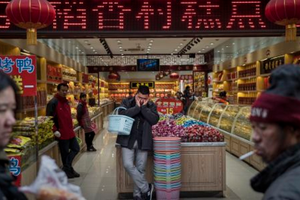 Khách mua tại một quầy hàng ở Bắc Kinh (Trung Quốc). Ảnh: AFP.