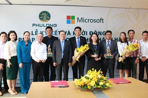Lãnh đạo Phú Long và Microsoft Việt Nam chụp ảnh lưu niệm.