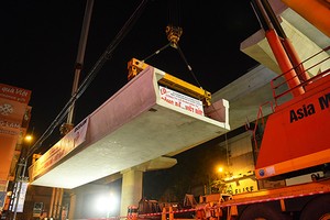 Dầm chữ U được cẩu lên trên cao tại công trường. Ảnh: Giang Huy. 