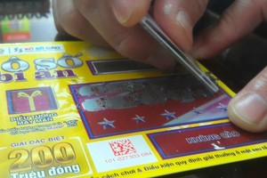 Mẫu vé số cào biết ngay kết quả sắp được Xổ số kiến thiết TP HCM triển khai. Ảnh: Phương Đông.