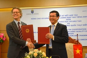 Thứ trưởng Bộ GD&ĐT Nguyễn Văn Phúc và Ngài Pereric Hogberg -  Đại sứ đặc mệnh toàn quyền Vương quốc Thụy Điển tại Việt Nam ký Bản ghi nhớ hợp tác về đánh giá và nâng cao đào tạo tiếng Anh.