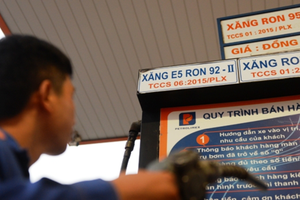 Xăng sẽ điều chỉnh giá vào ngày mai. Ảnh: Hữu Khoa.