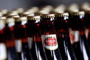 Sản phẩm bia của Sabeco được bày bán trên các kệ hàng.