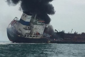 Tàu Aulac Fortune bốc cháy vào ngày 8/1 ngoài khơi Hong Kong. Ảnh: Cảnh sát Hong Kong.