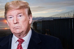 Luật pháp Mỹ cho phép Trump ban bố tình trạng khẩn cấp quốc gia để có kinh phí xây tường biên giới. Ảnh: Extra.