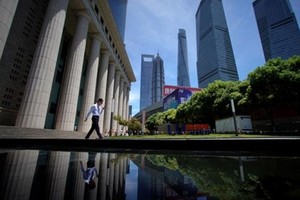 Một nhân viên làm việc tại quận tài chính Lujiazui ở Phố Đông (Thượng Hải). Ảnh: Reuters