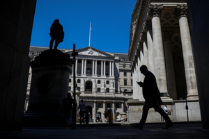 hía trước Ngân hàng Anh tại thành phố London, Anh. Ảnh: Bloomberg