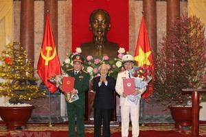 Tổng Bí thư, Chủ tịch nước Nguyễn Phú Trọng trao quyết định phong quân hàm Đại tướng và tặng hoa chúc mừng các đồng chí Tô Lâm, Lương Cường. Ảnh TTXVN.