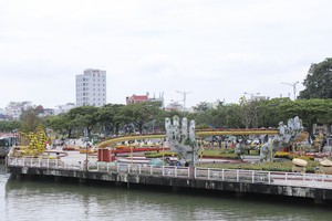Đường hoa ở Đà Nẵng tái hiện cầu Vàng